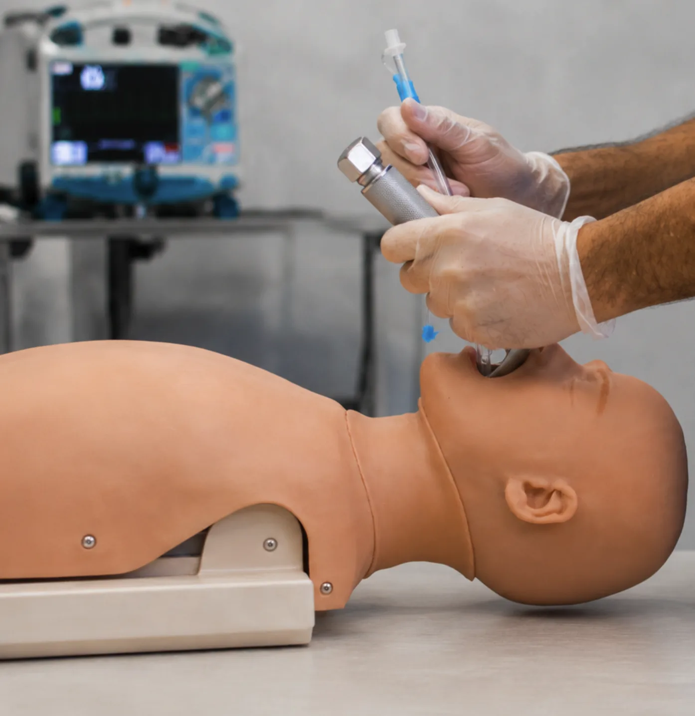 Médico treinando intubação em manequim de simulação