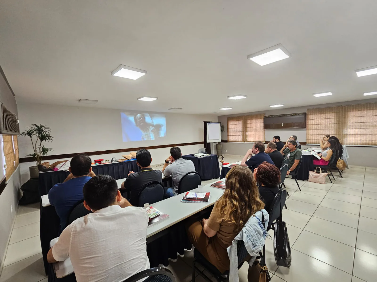 Turma de médicos em sala de aula em curso presencial da SECLIN